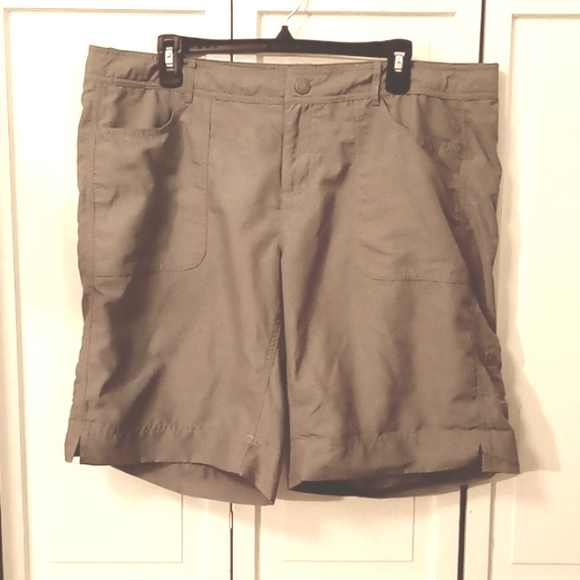 The North Face Ladies Green Hiking Shorts - Picture 2 of 10